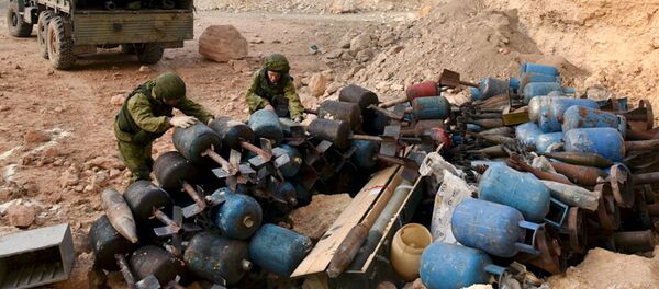 Инжењерске јединице руске војске деактивирају експлозивна средства у стамбеној области Алепа - Sputnik Србија