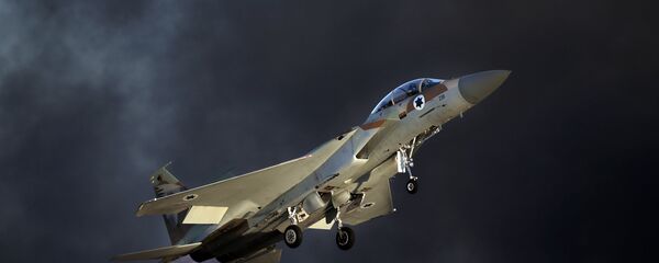 Izraelski vojni avion F-15 poleće tokom aero-mitinga Izraelski vojni avion F-15 poleće tokom aero-mitinga - Sputnik Srbija