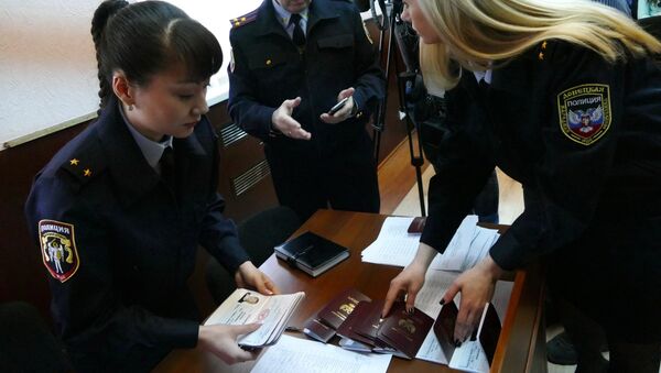 Припадници Доњецке Народне Републике спремају пасоше за становнике ДНР у Доњецку - Sputnik Србија