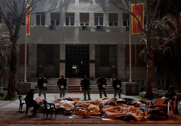 Протест мајки испред црногорског парламента, март 2017 Протест мајки испред црногорског парламента, март 2017 - Sputnik Србија