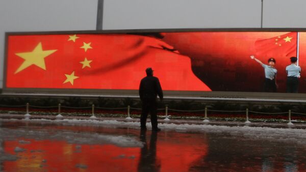 Radnici nameštaju kinesku zastavu u okviru priprema za Nacionalni kongres komunističke partije Kine u Pekingu - Sputnik Srbija