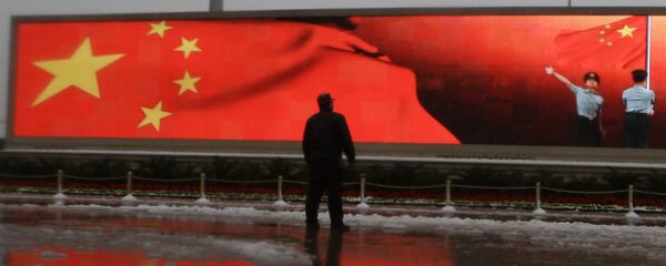Радници намештају кинеску заставу у оквиру припрема за Национални конгрес комунистичке партије Кине у Пекингу - Sputnik Србија