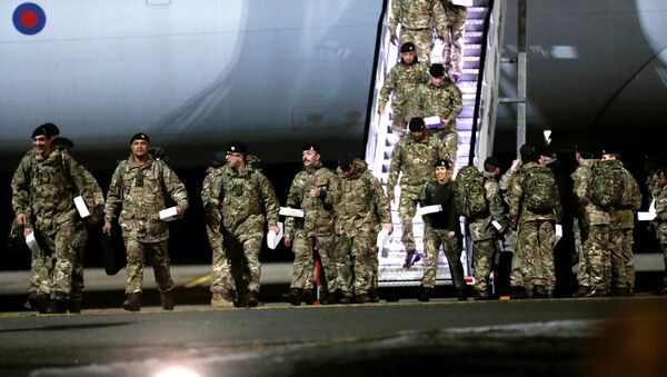 Britanski vojnici izlaze iz vojnog aviona - Sputnik Srbija