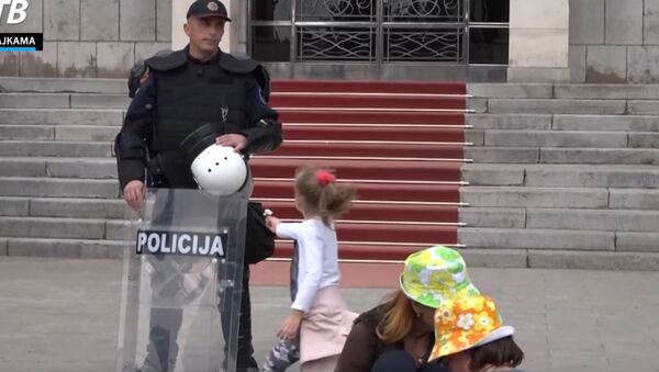 Црногорски специјалац одбио цветић од девојчице - Sputnik Србија