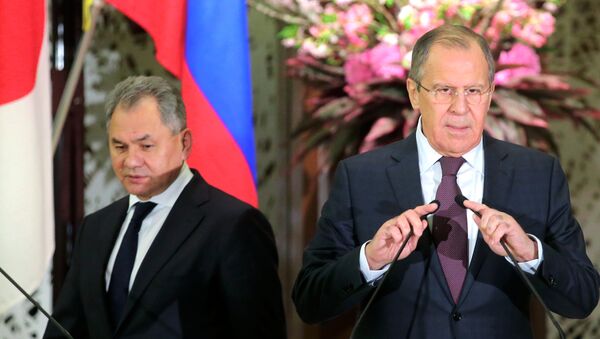 Министри иностраних послова и одбране Русије Сергеј Лавров и Сергеј Шојгу у Токију - Sputnik Србија