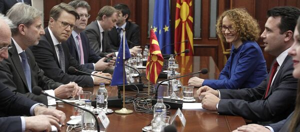 Зоран Заев на састанку са Јоханесом Ханом у Скопљу Зоран Заев на састанку са Јоханесом Ханом у Скопљу - Sputnik Србија