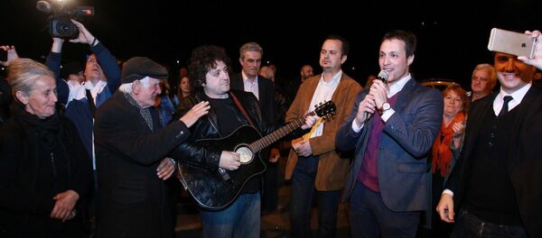 Марко Милачић са микрофоном на мосту у Подргорици, приликом блокаде Марко Милачић са микрофоном на мосту у Подргорици, приликом блокаде - Sputnik Србија