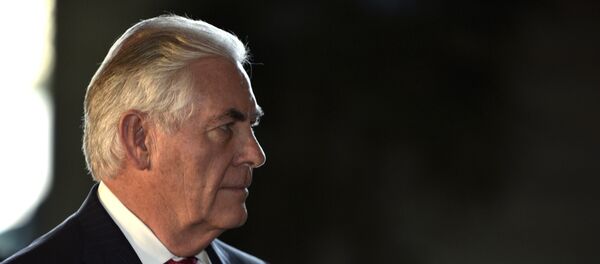 Амерички државни секретар Рекс Тилерсон долази на састанак са јапанским премијером Шинзом Абеом у Токију Амерички државни секретар Рекс Тилерсон долази на састанак са јапанским премијером Шинзом Абеом у Токију - Sputnik Србија