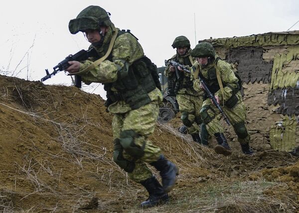 Desantne jedinice iz Novorosijska sa obale Crnog mora, zatim iz Kamišina iz Volgogradske oblasti i sa istoka iz Ulan Udea iz daleke Burjatije prebačene su na Krim, gde vežbaju odbranu tog poluostrva od terorista, kao i od vojske „uslovnog neprijatelja. Desantne jedinice iz Novorosijska sa obale Crnog mora, zatim iz Kamišina iz Volgogradske oblasti i sa istoka iz Ulan Udea iz daleke Burjatije prebačene su na Krim, gde vežbaju odbranu tog poluostrva od terorista, kao i od vojske „uslovnog neprijatelja. - Sputnik Srbija