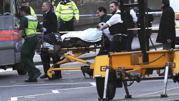 Хитна помоћ односи повређену особу након инцидента на Вестминстерском мосту у Лондону - Sputnik Србија