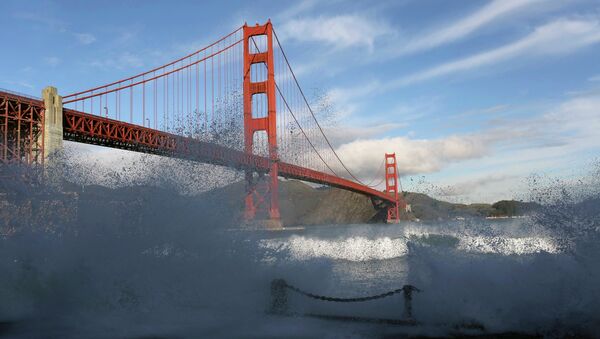 Talasi udaraju u obalu Zaliva San Francisko ispod mosta Golden Gejt - Sputnik Srbija