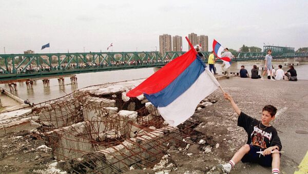 Deca sa zastavom pored mosta u Novom Sadu koji su bombarodvali NATO avioni - Sputnik Srbija