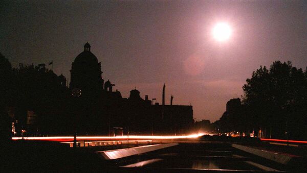 Kupola zgrade vlade u Beogradu 3. maja u mraku nakon što su NATO bombe pogodile elektrane - Sputnik Srbija