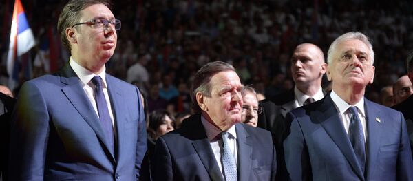 Predsednik Srpske Napredne stranke Aleksandar Vučić (l), bivši nemački kancelar Gerhard Šreder (s) i predsednik Srbije Tomislav Nikolić (d) na mitingu podrške predsednickom kandiatu SNS-Aleksandru Vučiću u Kombank areni. Predsednik Srpske Napredne stranke Aleksandar Vučić (l), bivši nemački kancelar Gerhard Šreder (s) i predsednik Srbije Tomislav Nikolić (d) na mitingu podrške predsednickom kandiatu SNS-Aleksandru Vučiću u Kombank areni. - Sputnik Srbija