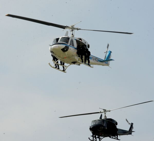 Вучић се полицајцима захвалио на непроспаваним ноћима, тешким данима и на томе што наша деца и сви грађани могу мирно да спавају. - Sputnik Србија