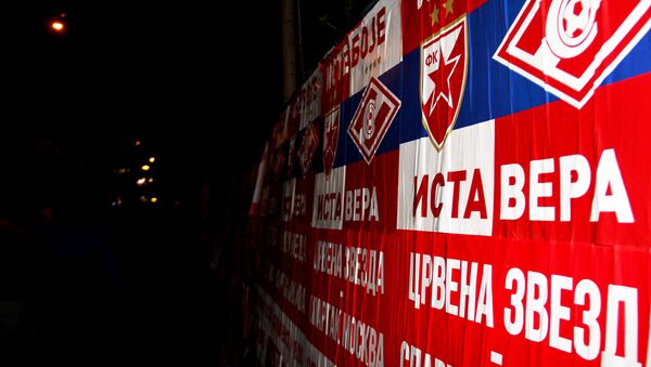 Plakati koji su najavljivali utakmicu Zvezda - Spartak sa porukom Iste boje, ista vera - Sputnik Srbija