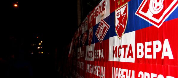 Plakati koji su najavljivali utakmicu Zvezda - Spartak sa porukom Iste boje, ista vera - Sputnik Srbija