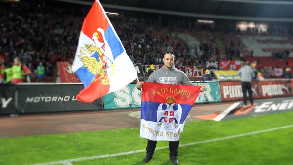 Jedan od navijača na terenu stadioan Rajko Mitić, posle završenog meča Crvena zvezda - Spartak - Sputnik Srbija