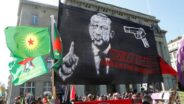 Протест у Швајцарској на којем је изложен постер Убиј Ердогана - Sputnik Србија