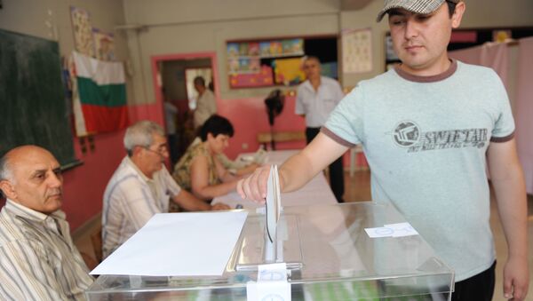 Glasač ubacuje listić u glasačku kutiju na opštim izborima u Bugarskoj - Sputnik Srbija