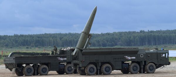 Ракетни систем Искандер М током показне вежбе војне технике на полигону Алабино - Sputnik Србија
