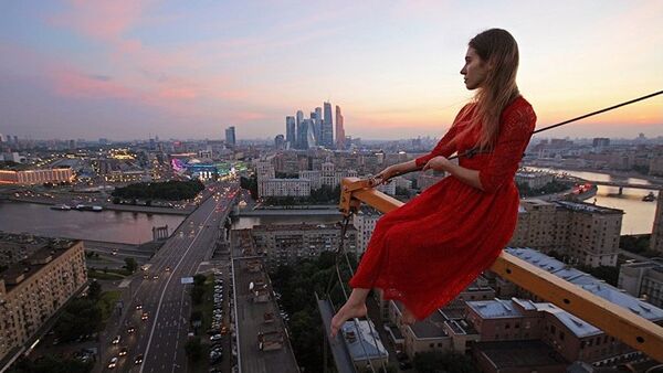 Ruskinja posmatra panoramu Moskve - Sputnik Srbija