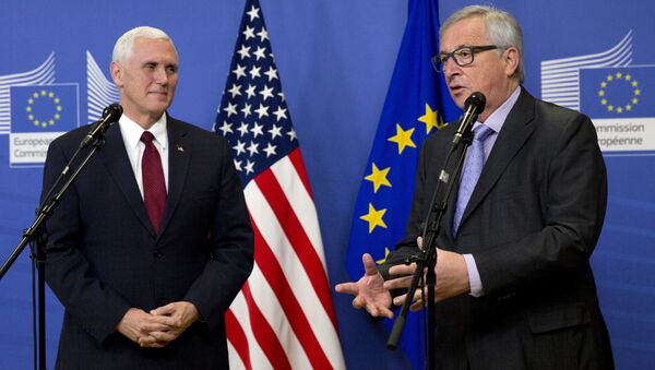 Потпредседник САД Мајк Пенс и председник Европске комисије Жан-Клод Јункер на заједничкој конференцији за медије пре састанка у седишту ЕУ у Бриселу - Sputnik Србија