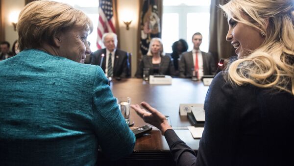 Kancelarka Nemačke Angela Merkel i Ivanka Tramp na sastanku sa Donaldom Trampom u Beloj kući - Sputnik Srbija