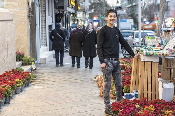 Дин каже и да је у почетку  било много теже, али да се у међувремену све некако средило и да много дугује својим шегртима. - Sputnik Србија