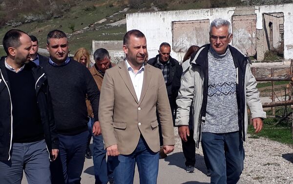 Dalibor Jeftić ministar za povratak u Vladi Kosova sa Srbima povratnicima u selo Ljubožda u opštini Istok - Sputnik Srbija