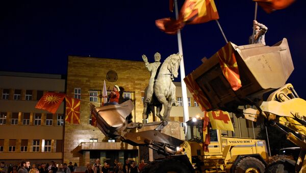 Demonstranti  u Skoplju na bagerima ispred makedonskog parlamenta demonstriraju protiv sporazuma koji bi obezbedio službenu upotrebu albanskog jezika, Makedonija - Sputnik Srbija