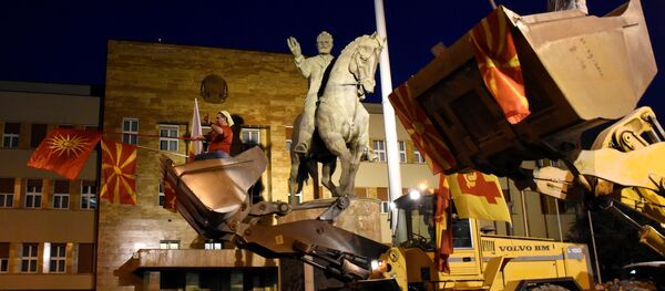 Демонстранти у Скопљу на багерима испред македонског парламента демонстрирају против споразума који би обезбедио службену употребу албанског језика, Македонија Демонстранти у Скопљу на багерима испред македонског парламента демонстрирају против споразума који би обезбедио службену употребу албанског језика, Македонија - Sputnik Србија