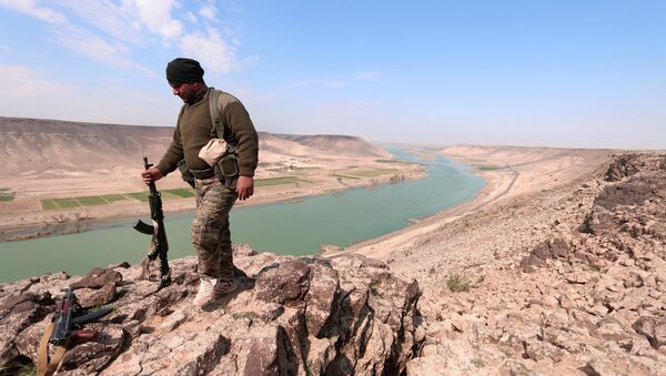 Демократске снаге Сирије у близини реке Еуфрат, северно од Раке у Сирији - Sputnik Србија