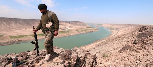 Демократске снаге Сирије у близини реке Еуфрат, северно од Раке у Сирији - Sputnik Србија