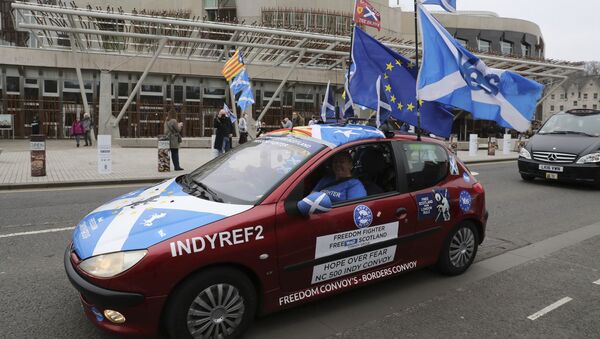 Присталице независности Шкотске пролазе поред шкотског парламента у Единбургу - Sputnik Србија