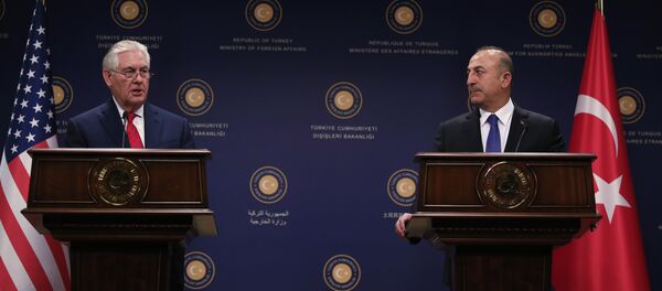 Američki državni sekretar Reks Tilerson i ministar spoljnih poslova Turske Mevlut Čavušoglu na zajedničkoj konferenciji za medije u Ankari Američki državni sekretar Reks Tilerson i ministar spoljnih poslova Turske Mevlut Čavušoglu na zajedničkoj konferenciji za medije u Ankari - Sputnik Srbija