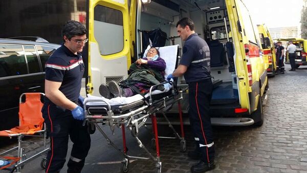 Екипа Хитне помоћи у Бриселу одвози повређене после туче присталица и противника Реџепа Тајипа Ердогана - Sputnik Србија