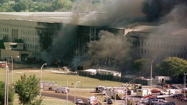 Пожар на јужној страни Пентагона након што се авион срушио на њега - Sputnik Србија