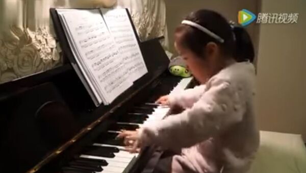 Четворогодишња девојчица свира клавир - Sputnik Србија