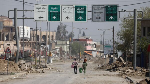Civili nose stvari duž ulice u delu Mosula pod kontrolom iračkih snaga - Sputnik Srbija