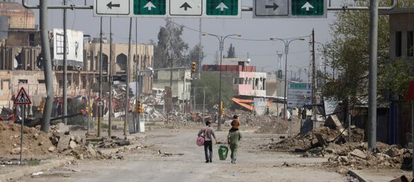 Цивили носе ствари дуж улице у делу Мосула под контролом ирачких снага - Sputnik Србија