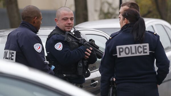 Pripadnici policije patroliraju u predgrađu Pariza Obervijer - Sputnik Srbija