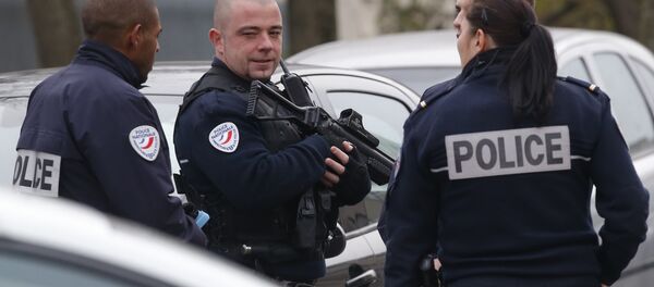 Pripadnici policije patroliraju u predgrađu Pariza Obervijer - Sputnik Srbija