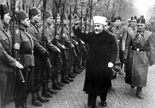 Muhamed Amin el Huseini vrši smotru 13. SS divizije Handžar. Muhamed Amin el Huseini vrši smotru 13. SS divizije Handžar. - Sputnik Srbija