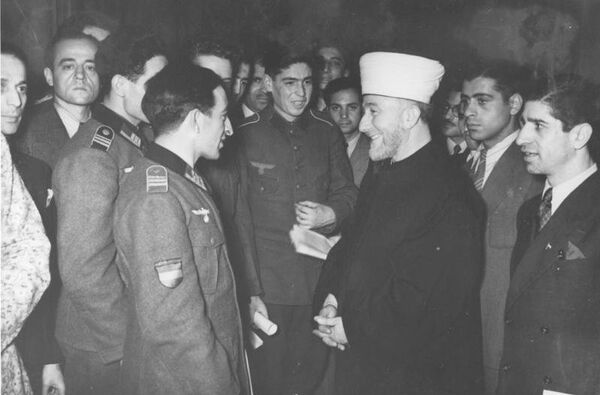 Muhamed Amin el Huseini sa dobrovoljcima. Muhamed Amin el Huseini sa dobrovoljcima. - Sputnik Srbija