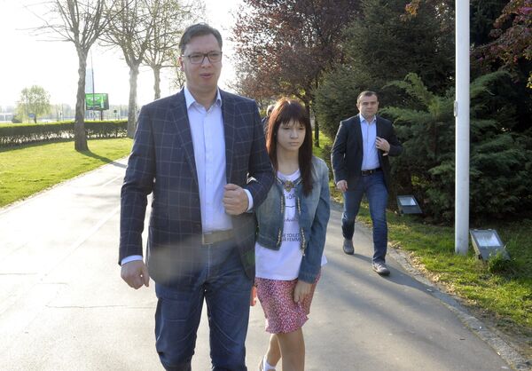 Председнички кандидат СНС-а Александар Вучић долази на гласачко место у пратњи ћерке Милице. Председнички кандидат СНС-а Александар Вучић долази на гласачко место у пратњи ћерке Милице. - Sputnik Србија