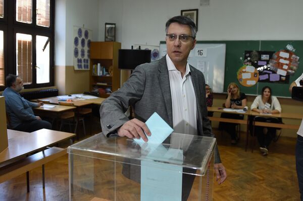 Кандидат ДСС-а Александар Поповић на бирачком месту. Кандидат ДСС-а Александар Поповић на бирачком месту. - Sputnik Србија