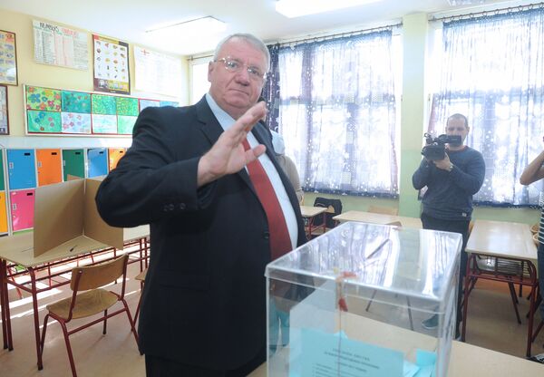 Председнички кандидат СРС-а Војислав Шешељ на гласачком месту. Председнички кандидат СРС-а Војислав Шешељ на гласачком месту. - Sputnik Србија