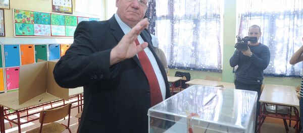 Председнички кандидат СРС-а Војислав Шешељ на гласачком месту. - Sputnik Србија