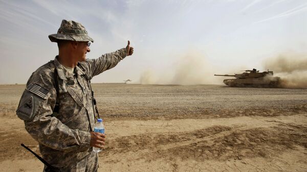 Amerikanskiй soldat ocenivaet podgotovku irakskogo эkipaža amerikanskogo tanka Abrams v okrestnostяh Bagdada - Sputnik Srbija